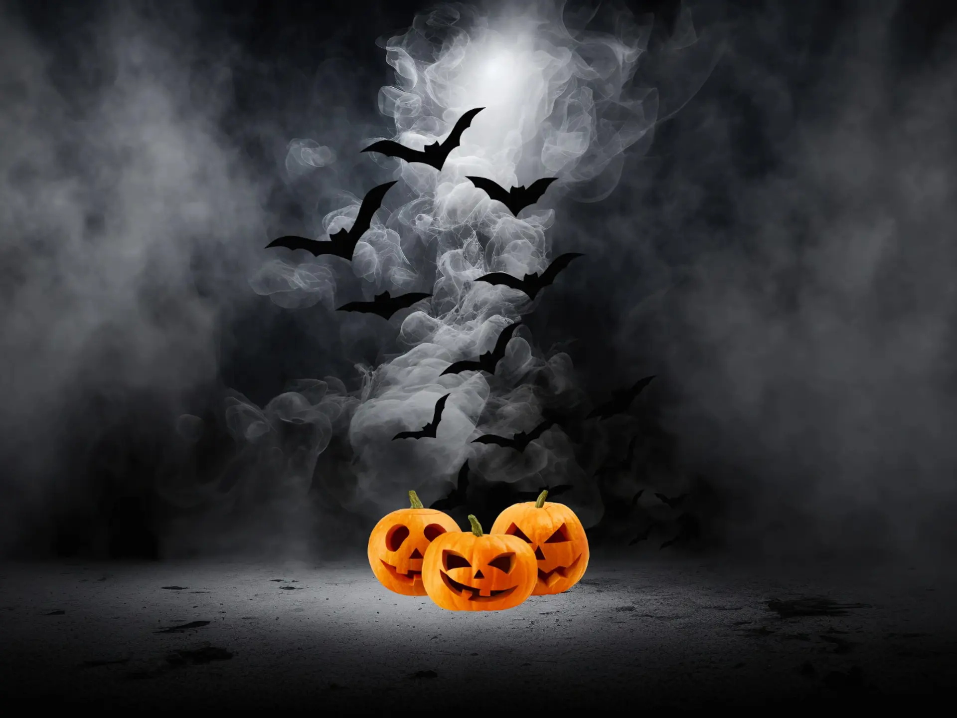 Tre halloweenpumpor och fladdermöss i bakgrunden.