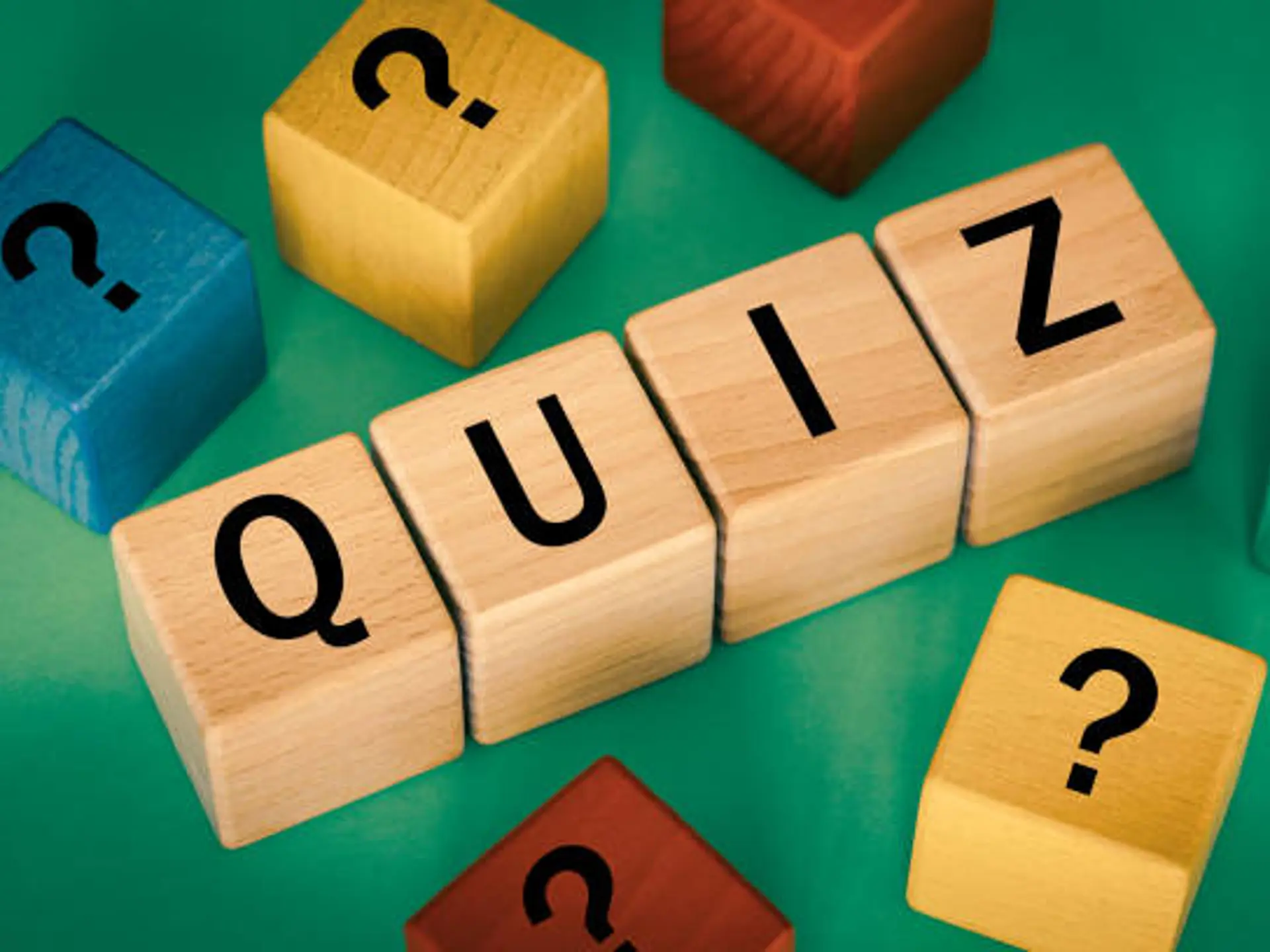 Quiz skrivet med klossar.